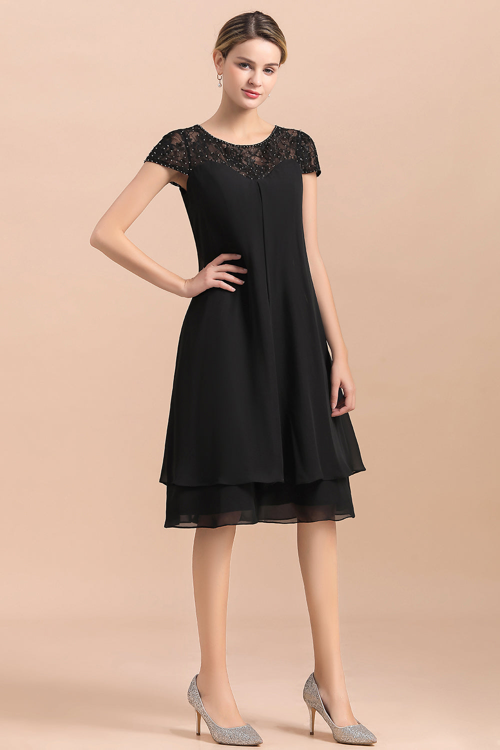 Schickes schwarzes Kleid mit Flügelärmeln aus Chiffon für die Brautmutter, kurze Kleider für die Hochzeitsfeier