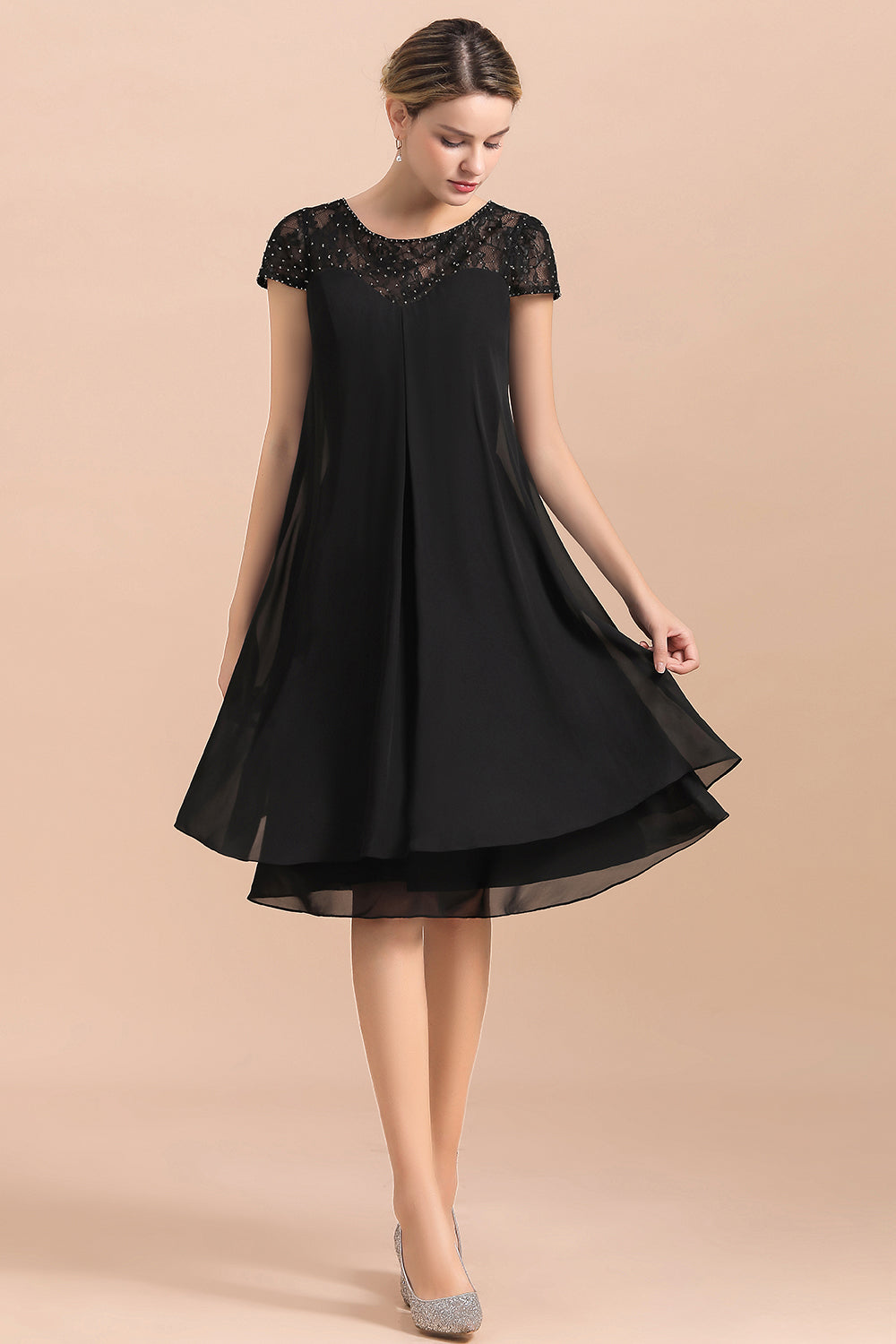 Schickes schwarzes Kleid mit Flügelärmeln aus Chiffon für die Brautmutter, kurze Kleider für die Hochzeitsfeier