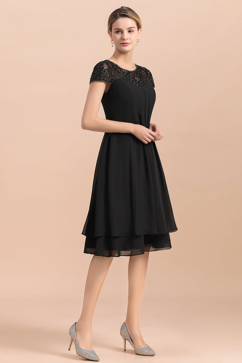 Schickes schwarzes Kleid mit Flügelärmeln aus Chiffon für die Brautmutter, kurze Kleider für die Hochzeitsfeier