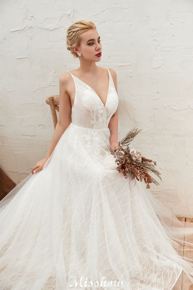 Vestido de novia elegante de tul blanco con escote en V profundo, espalda abierta y cola de corte princesa