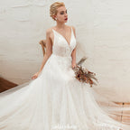 Vestido de novia elegante de tul blanco con escote en V profundo, espalda abierta y cola de corte princesa