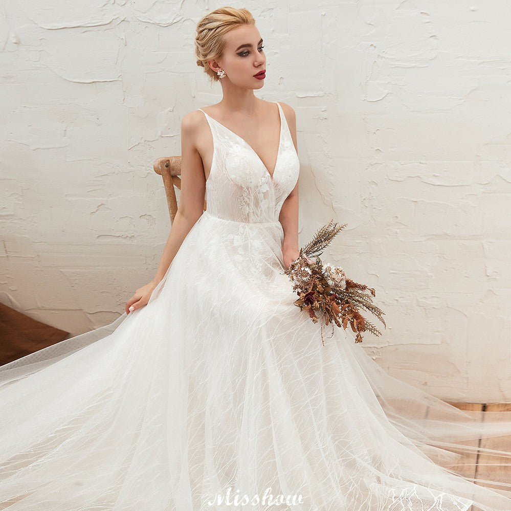 Vestido de novia elegante de tul blanco con escote en V profundo, espalda abierta y cola de corte princesa