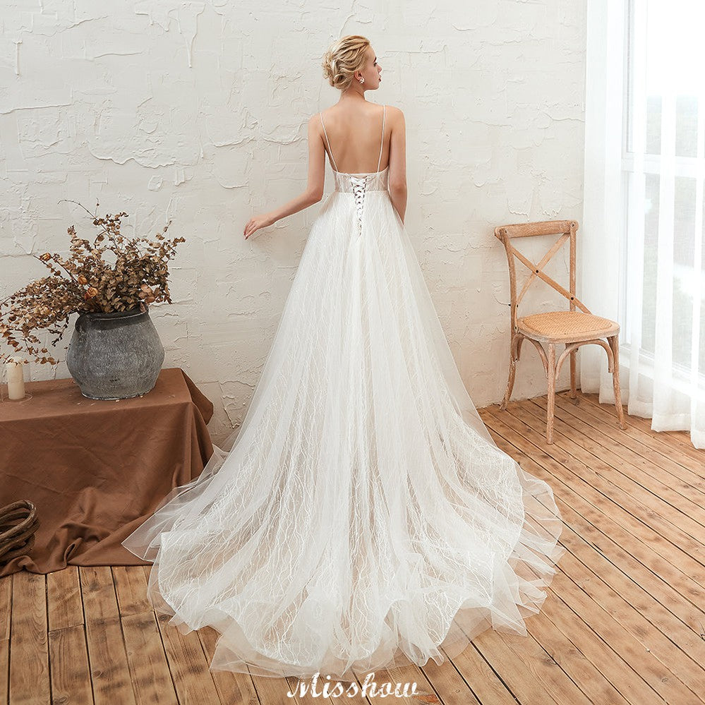 Vestido de novia elegante de tul blanco con escote en V profundo, espalda abierta y cola de corte princesa