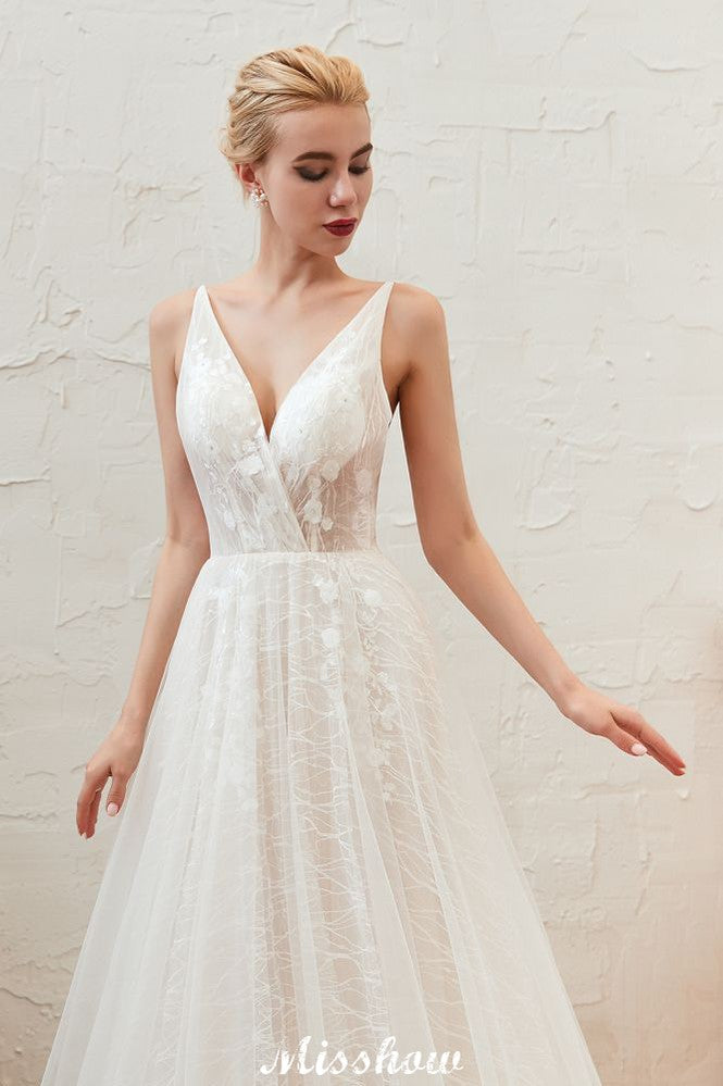 Vestido de novia elegante de tul blanco con escote en V profundo, espalda abierta y cola de corte princesa