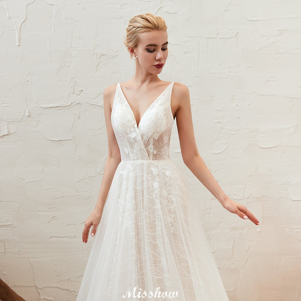 Vestido de novia elegante de tul blanco con escote en V profundo, espalda abierta y cola de corte princesa