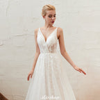 Vestido de novia elegante de tul blanco con escote en V profundo, espalda abierta y cola de corte princesa