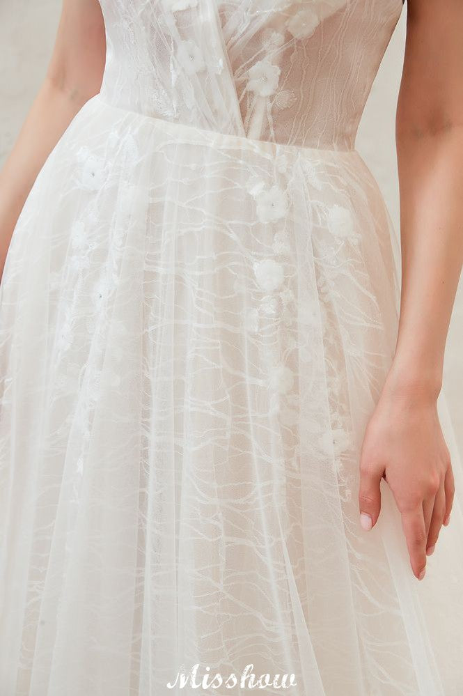 Vestido de novia elegante de tul blanco con escote en V profundo, espalda abierta y cola de corte princesa