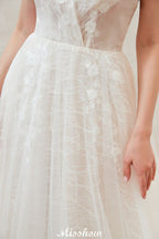 Vestido de novia elegante de tul blanco con escote en V profundo, espalda abierta y cola de corte princesa