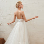 Vestido de novia elegante de tul blanco con escote en V profundo, espalda abierta y cola de corte princesa