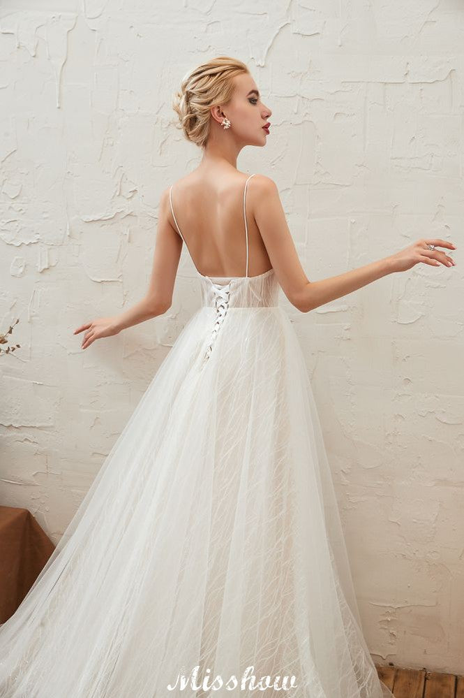 Vestido de novia elegante de tul blanco con escote en V profundo, espalda abierta y cola de corte princesa