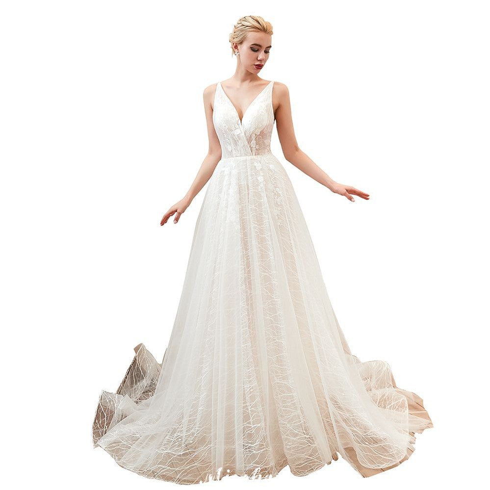 Vestido de novia elegante de tul blanco con escote en V profundo, espalda abierta y cola de corte princesa