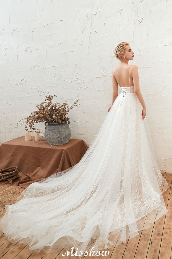Vestido de novia elegante de tul blanco con escote en V profundo, espalda abierta y cola de corte princesa