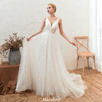 Vestido de novia elegante de tul blanco con escote en V profundo, espalda abierta y cola de corte princesa