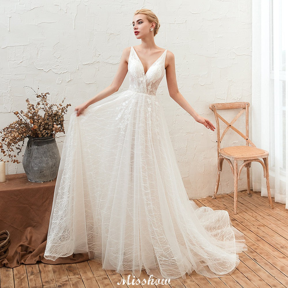 Schickes weißes Prinzessin-Brautkleid aus Tüll mit tiefem V-Ausschnitt und offenem Rücken und Hofschleppe
