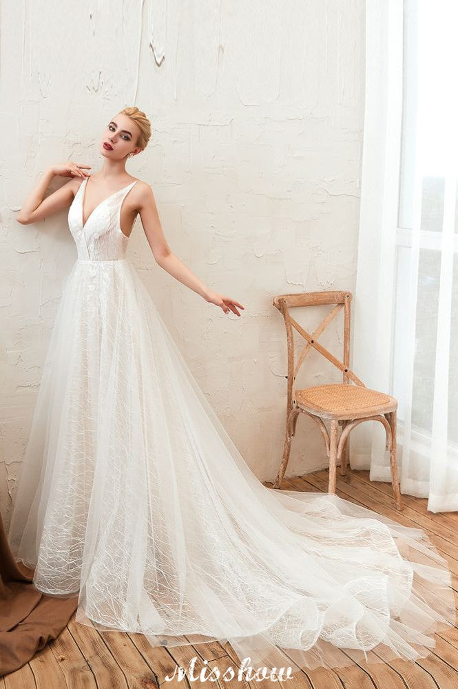 Vestido de novia elegante de tul blanco con escote en V profundo, espalda abierta y cola de corte princesa
