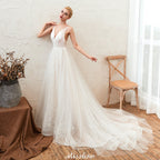 Vestido de novia elegante de tul blanco con escote en V profundo, espalda abierta y cola de corte princesa