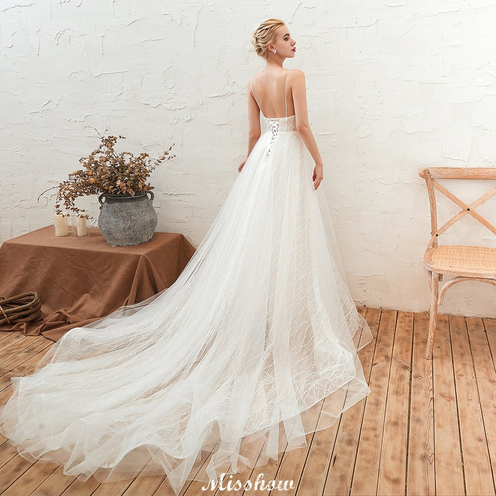 Vestido de novia elegante de tul blanco con escote en V profundo, espalda abierta y cola de corte princesa