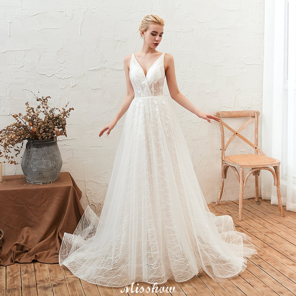 Vestido de novia elegante de tul blanco con escote en V profundo, espalda abierta y cola de corte princesa