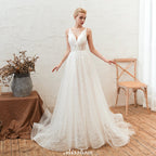 Vestido de novia elegante de tul blanco con escote en V profundo, espalda abierta y cola de corte princesa