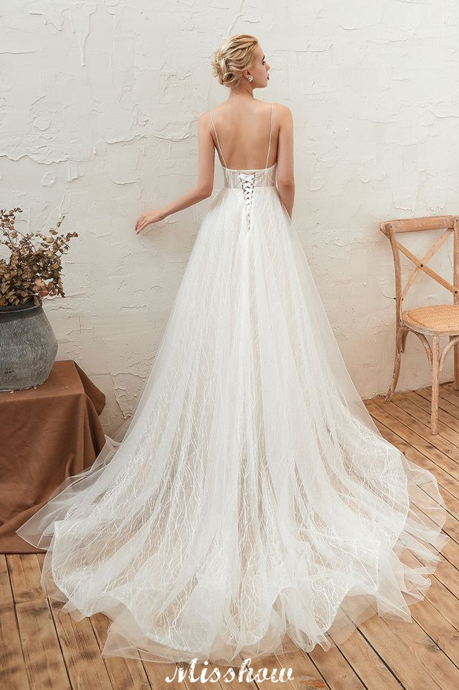 Vestido de novia elegante de tul blanco con escote en V profundo, espalda abierta y cola de corte princesa