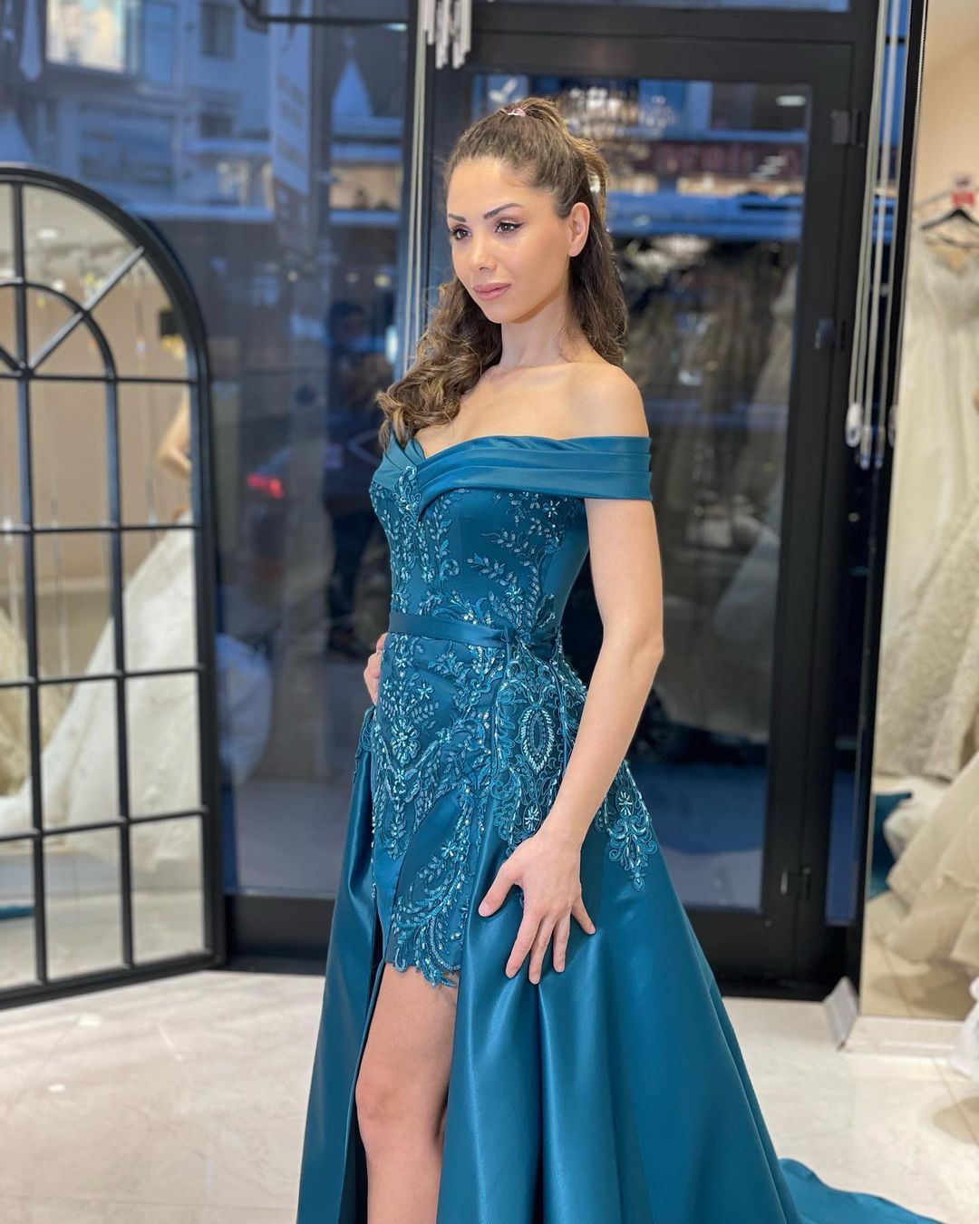 Schickes, bodenlanges, herzförmiges, schulterfreies Etui-Ballkleid mit Schleife und Applikationen