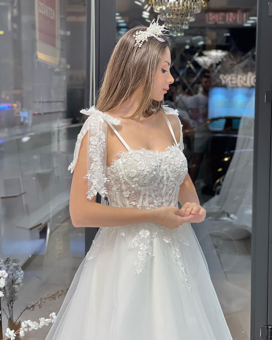Schickes bodenlanges, ärmelloses A-Linien-Brautkleid aus Tüll mit Herzausschnitt und Applikationen