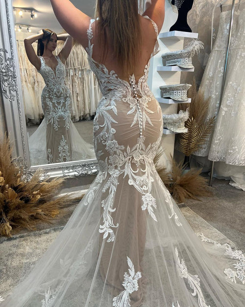 Elegante vestido de novia de sirena con encaje, sin mangas, escote en V y cola capilla