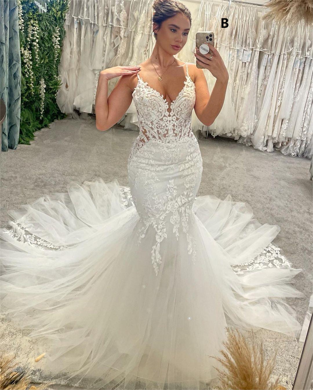 Schickes bodenlanges, ärmelloses Meerjungfrau-Brautkleid mit V-Ausschnitt, Spaghettiträgern und Kapellenschleppe