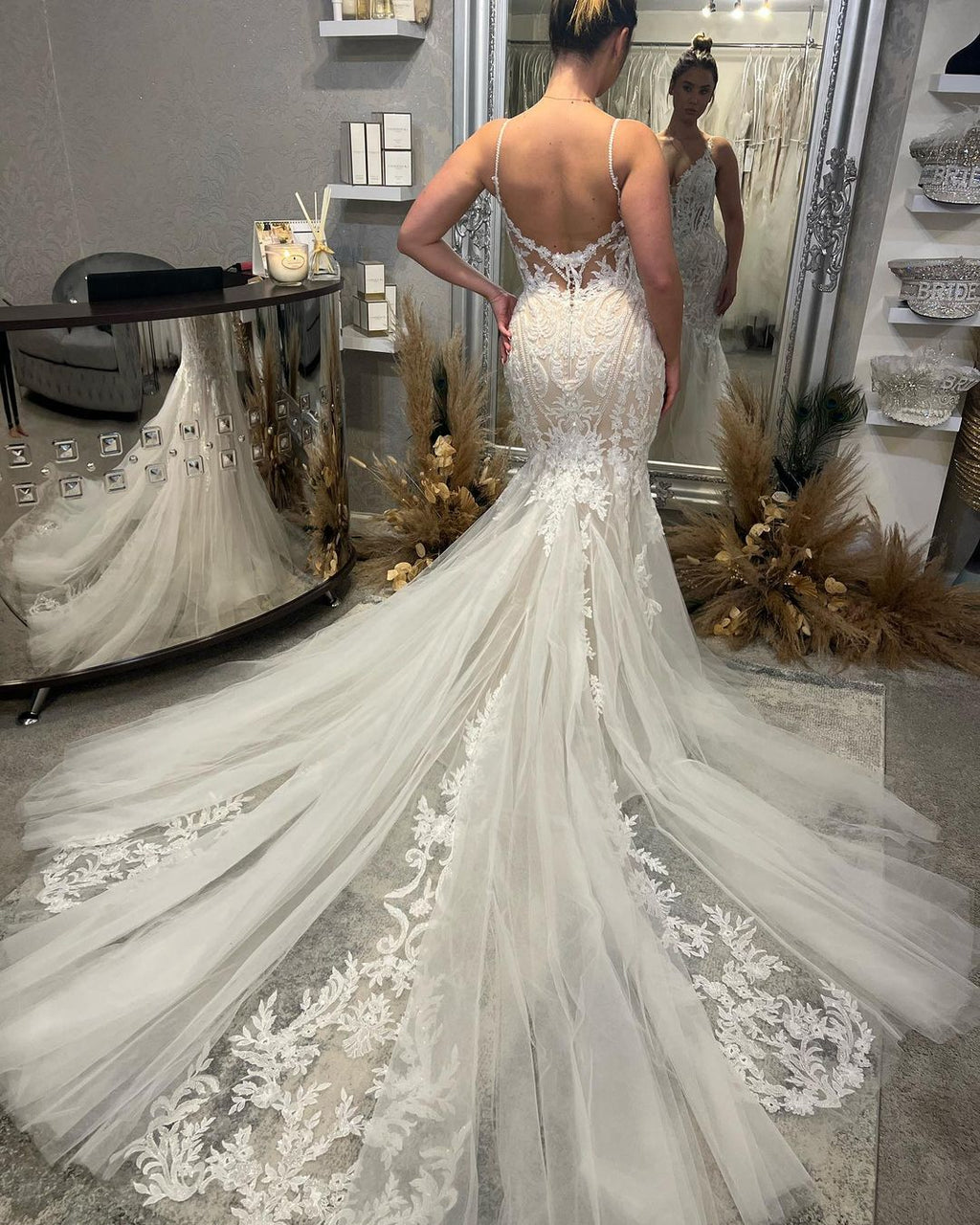 Vestido de novia elegante de corte sirena, largo hasta el suelo, con escote en V, tirantes finos, sin mangas y cola capilla