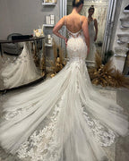 Vestido de novia elegante de corte sirena, largo hasta el suelo, con escote en V, tirantes finos, sin mangas y cola capilla
