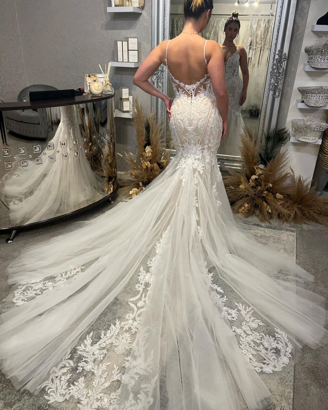 Schickes bodenlanges, ärmelloses Meerjungfrau-Brautkleid mit V-Ausschnitt, Spaghettiträgern und Kapellenschleppe