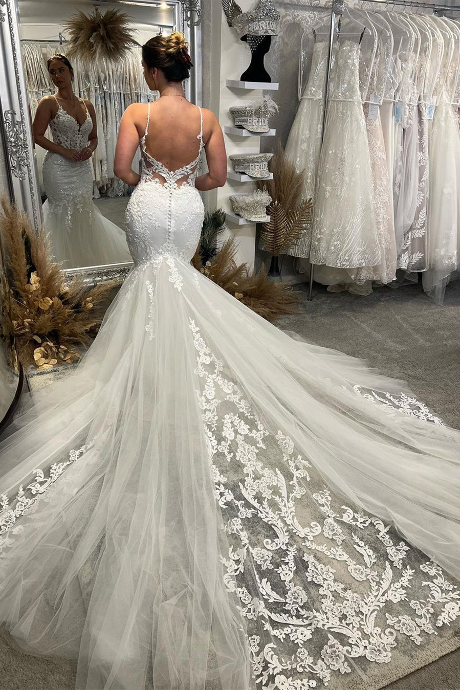 Schickes bodenlanges, ärmelloses Meerjungfrau-Brautkleid mit V-Ausschnitt, Spaghettiträgern und Kapellenschleppe