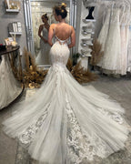 Vestido de novia elegante de corte sirena, largo hasta el suelo, con escote en V, tirantes finos, sin mangas y cola capilla