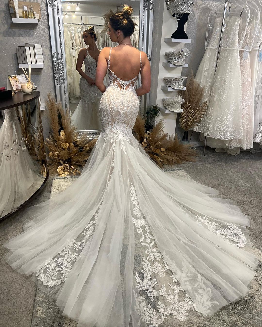 Schickes bodenlanges, ärmelloses Meerjungfrau-Brautkleid mit V-Ausschnitt, Spaghettiträgern und Kapellenschleppe