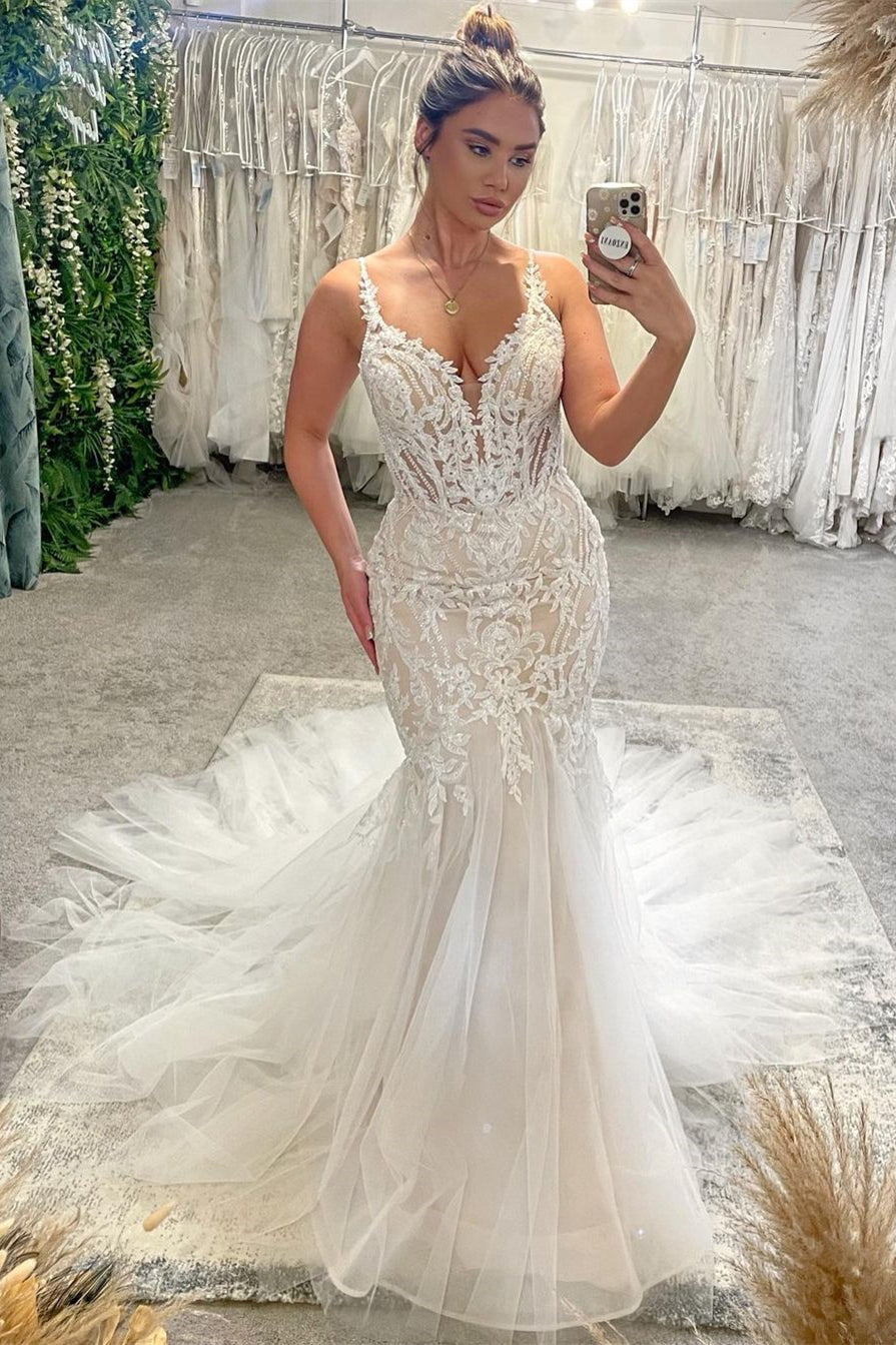 Vestido de novia elegante de corte sirena, largo hasta el suelo, con escote en V, tirantes finos, sin mangas y cola capilla