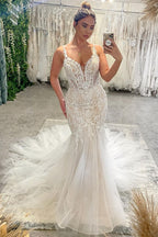 Vestido de novia elegante de corte sirena, largo hasta el suelo, con escote en V, tirantes finos, sin mangas y cola capilla