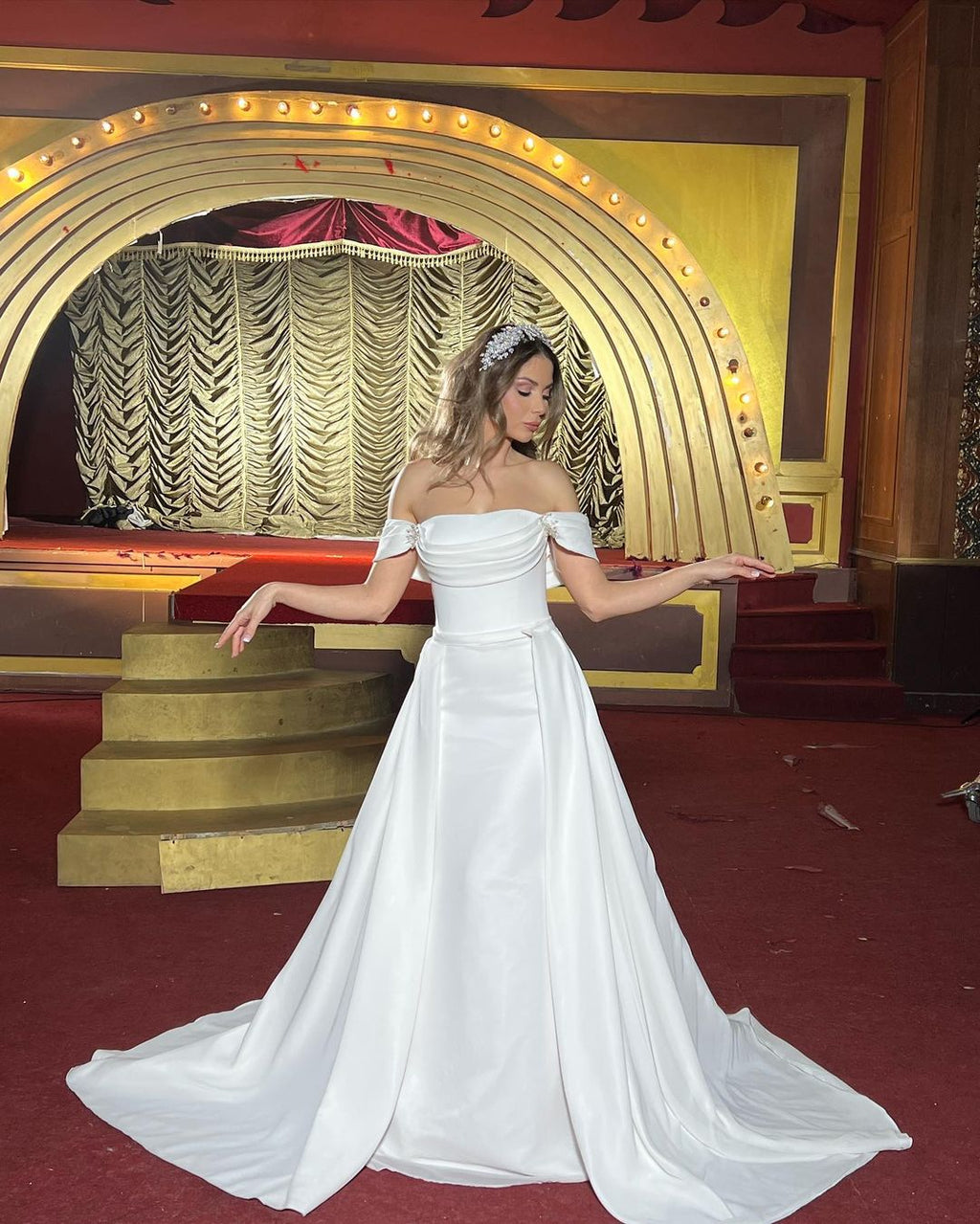 Schickes langes, schulterfreies, ärmelloses A-Linien-Brautkleid mit abnehmbarer Schleppe