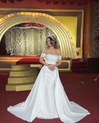 Schickes langes, schulterfreies, ärmelloses A-Linien-Brautkleid mit abnehmbarer Schleppe