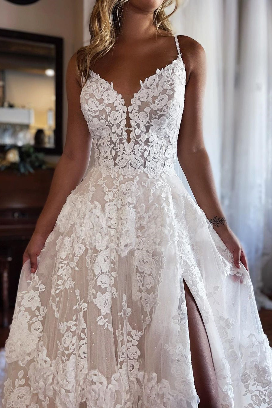 Schickes langes A-Linie Spaghettiträger Spitzen-Brautkleid mit Schlitz