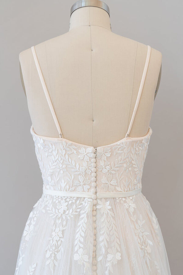 Chic Long A-line Sweetheart Spaghetti Strap Appliques Tulle Wedding Dress