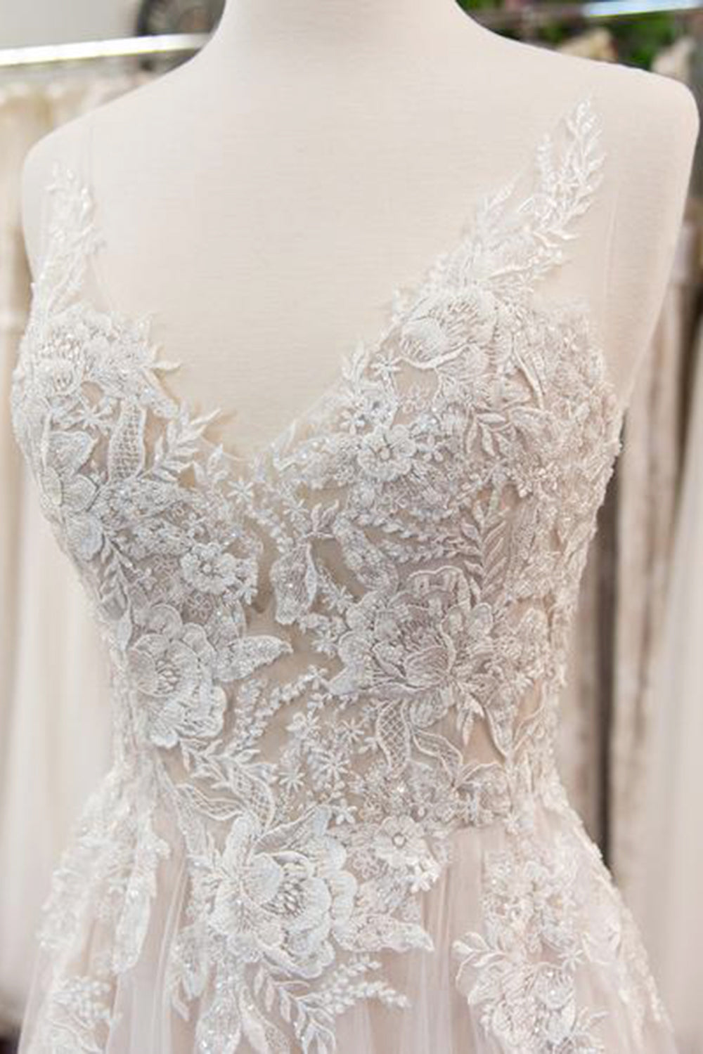 Vestido de novia elegante de tul con apliques de encaje y escote en V en línea A