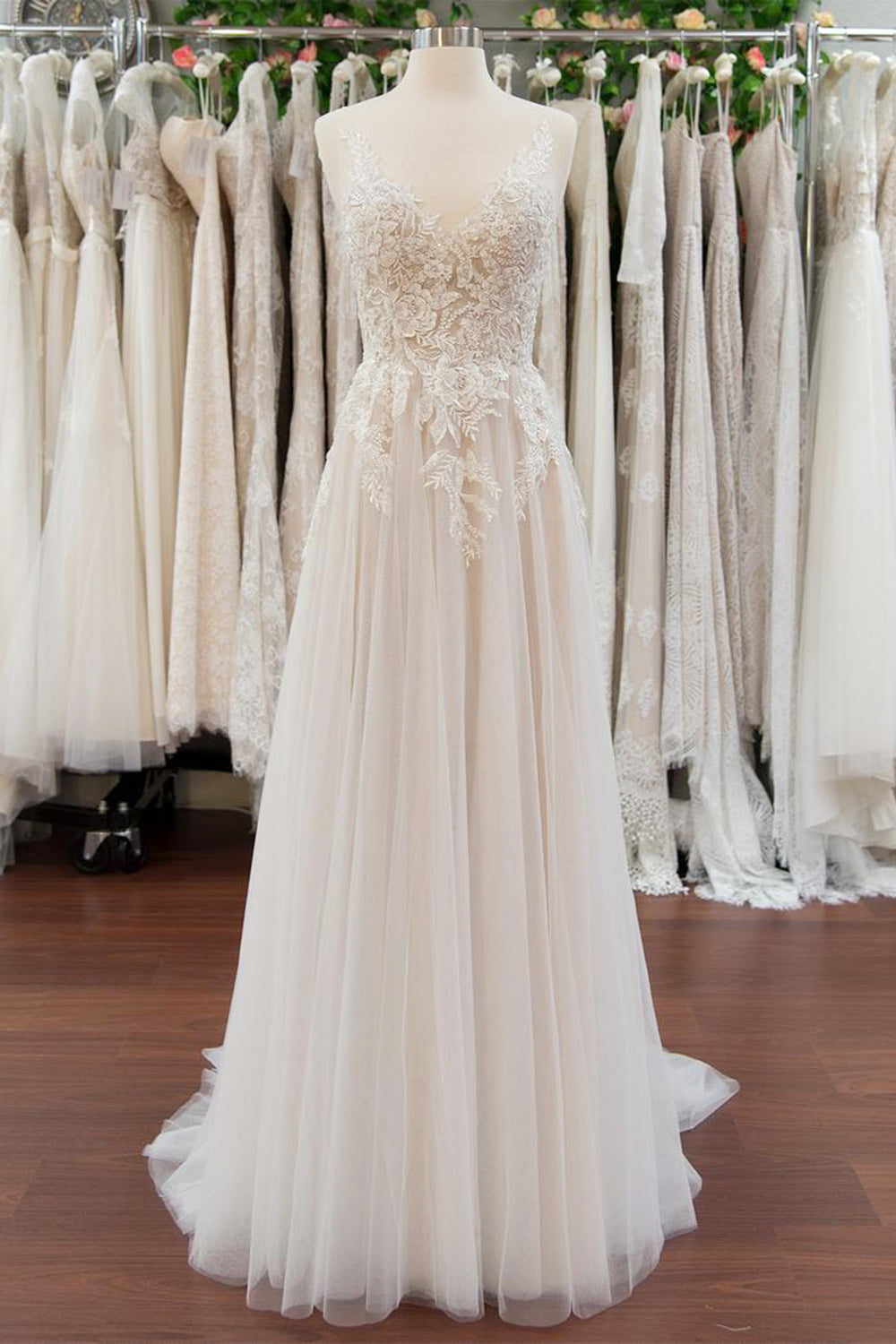 Vestido de novia elegante de tul con apliques de encaje y escote en V en línea A