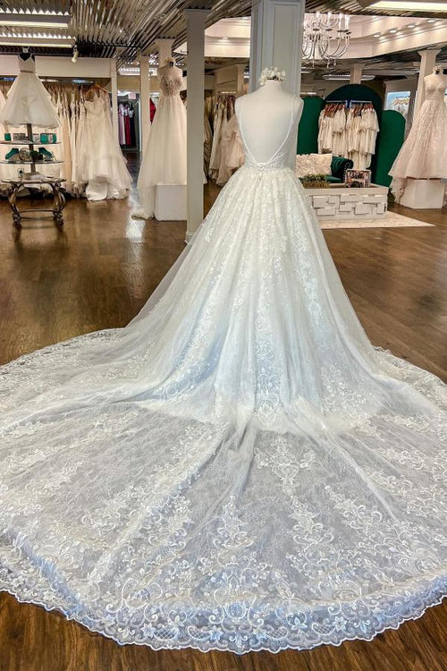 Elegante vestido de novia largo con escote en V, encaje floral y espalda abierta