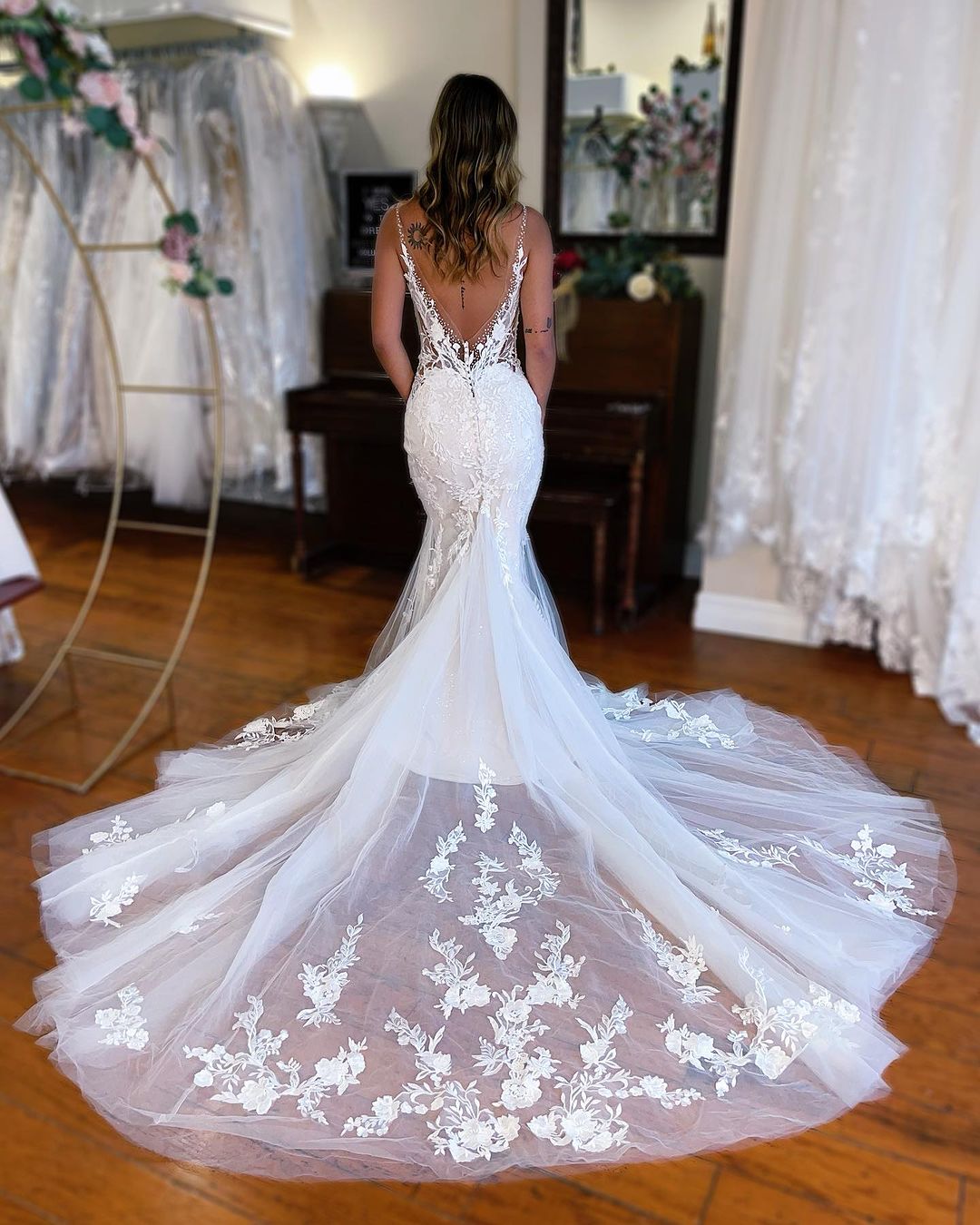 Vestido de novia elegante de encaje sin mangas con escote en V y corte sirena