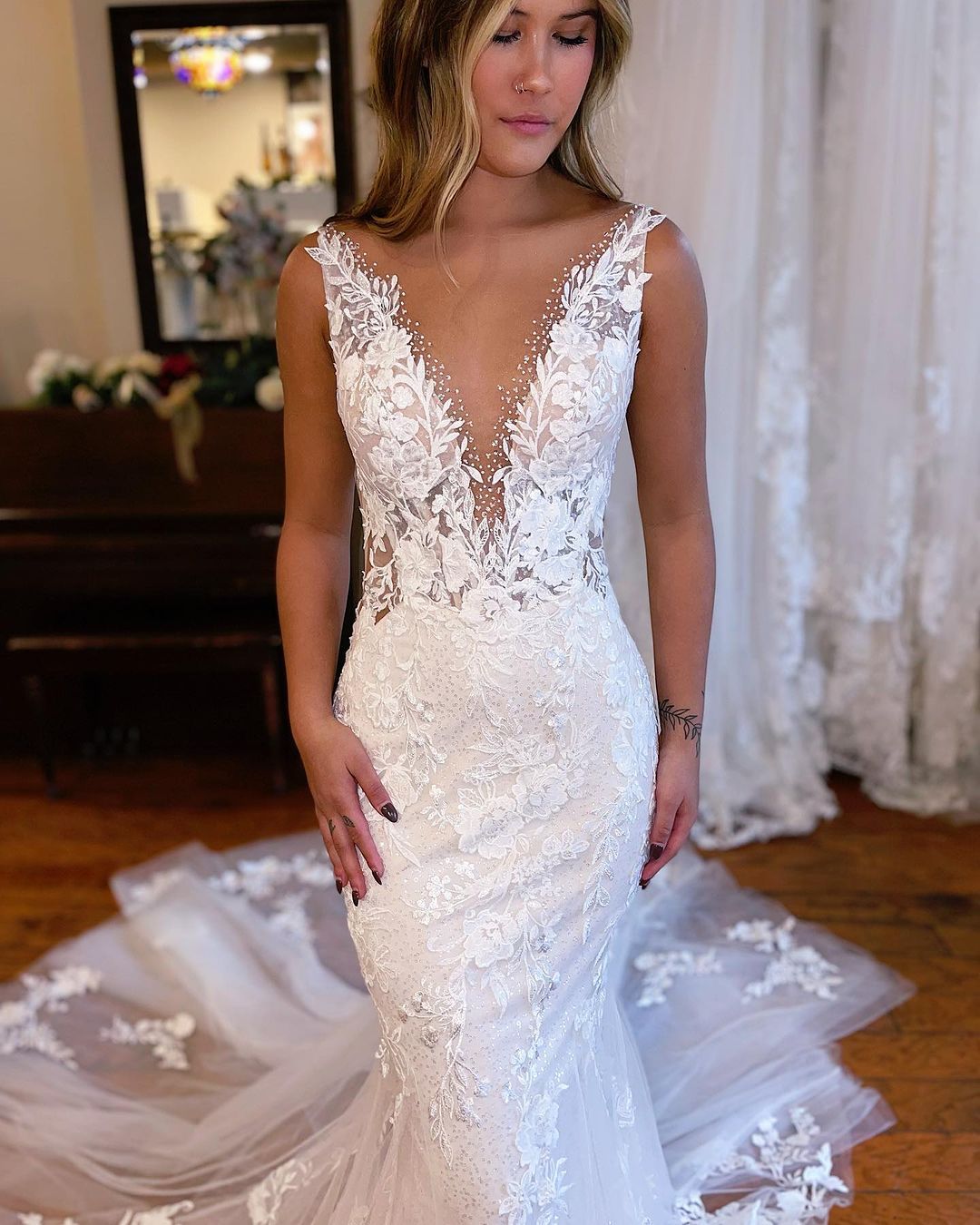 Vestido de novia elegante de encaje sin mangas con escote en V y corte sirena