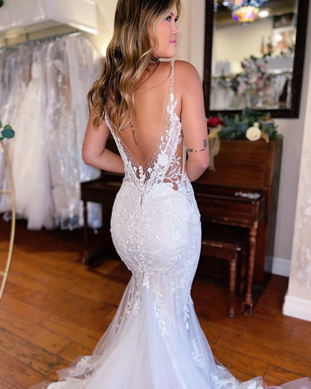 Vestido de novia elegante de encaje sin mangas con escote en V y corte sirena