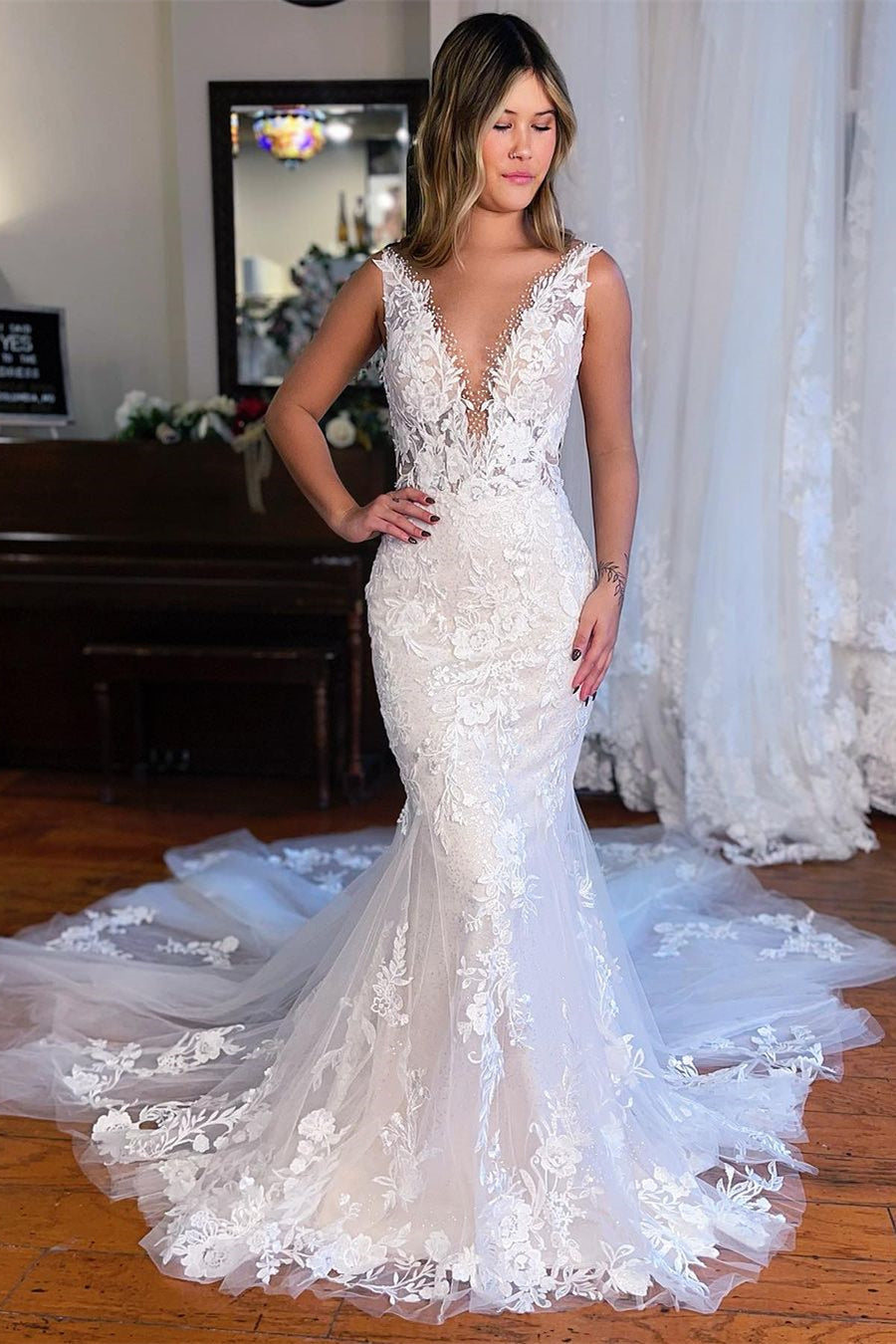 Vestido de novia elegante de encaje sin mangas con escote en V y corte sirena