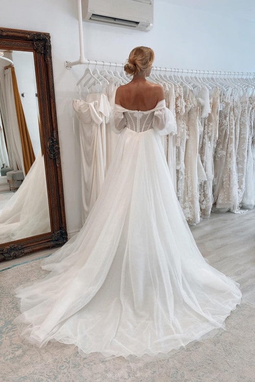 Vestido de novia elegante de tul con escote en forma de A, mangas largas y abertura frontal con cola capilla