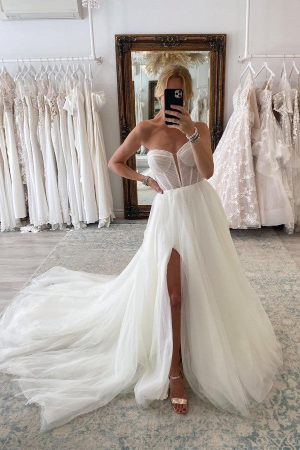 Vestido de novia elegante de tul con escote en forma de A, mangas largas y abertura frontal con cola capilla
