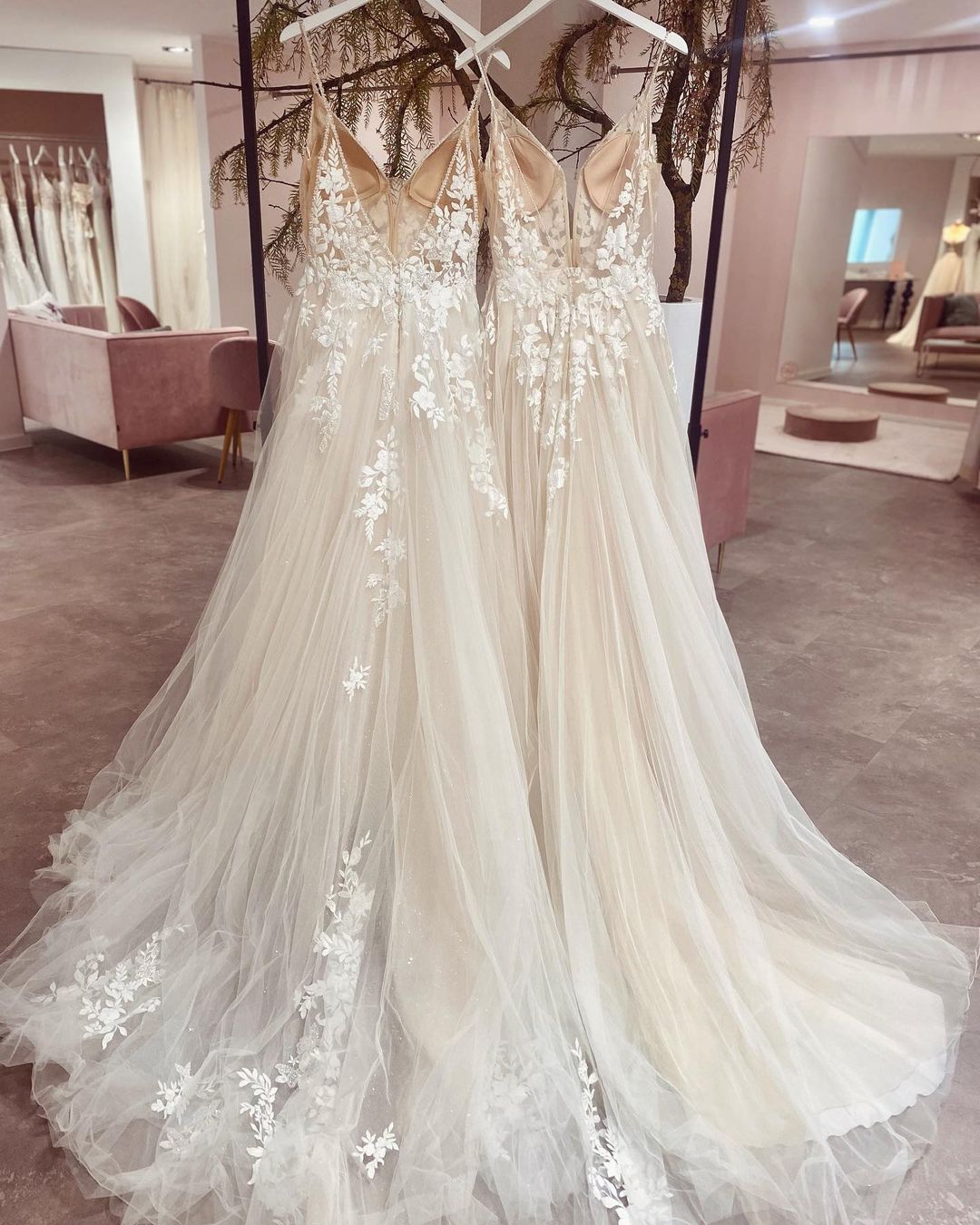 Vestido de novia elegante de tul con escote en V, tirantes finos largos y apliques de encaje.
